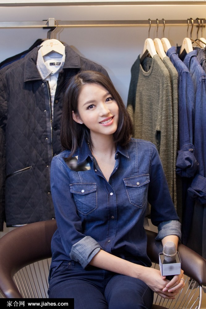 张梓琳牛仔风尚演绎摩登都市格调 张梓琳仰望天空轮廓分明,牛仔领口立起更添几分飒爽英气