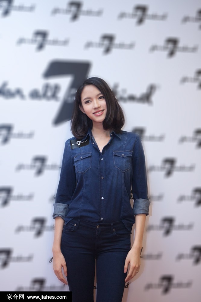 张梓琳牛仔风尚演绎摩登都市格调 张梓琳在斑驳光影中展露明朗笑容,牛仔蓝与暖阳构成和谐色彩乐章